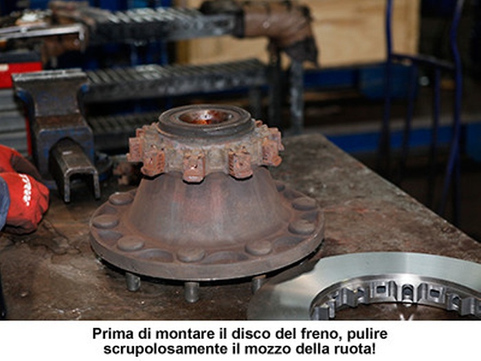 Sostituzione del disco del freno su un camion 