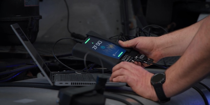 mężczyzna podłącza ZF DCI