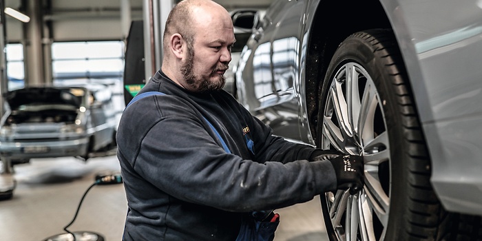 TRW monteur in werkplaats