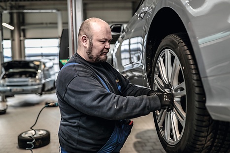 TRW-monteur in werkplaats