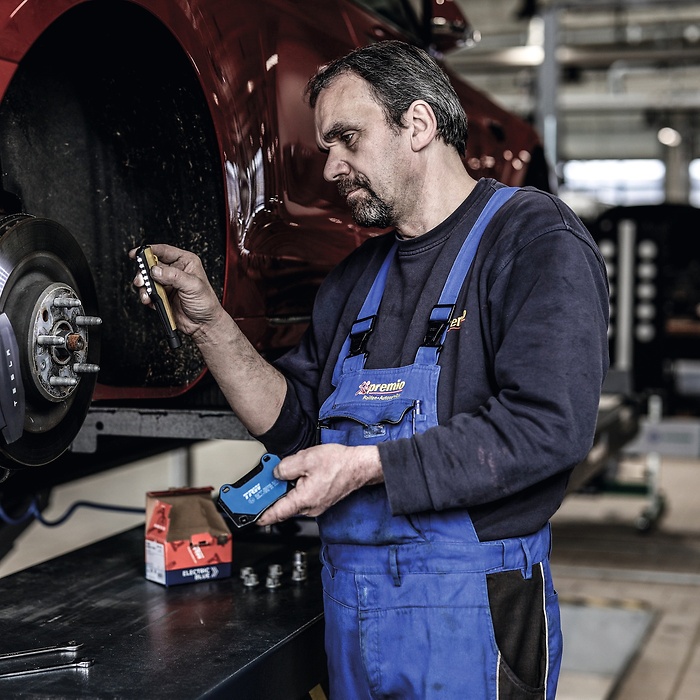 monteur bekijkt autowiel