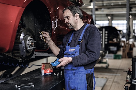 monteur bekijkt autowiel