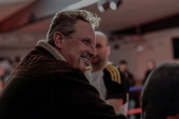 werknemer in lounge lacht 