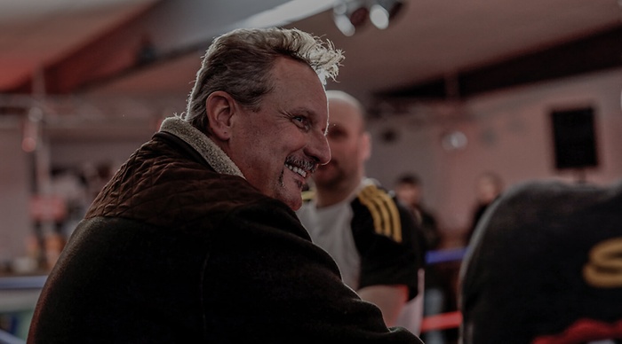 werkplaatsmedewerkers in de lounge lachen