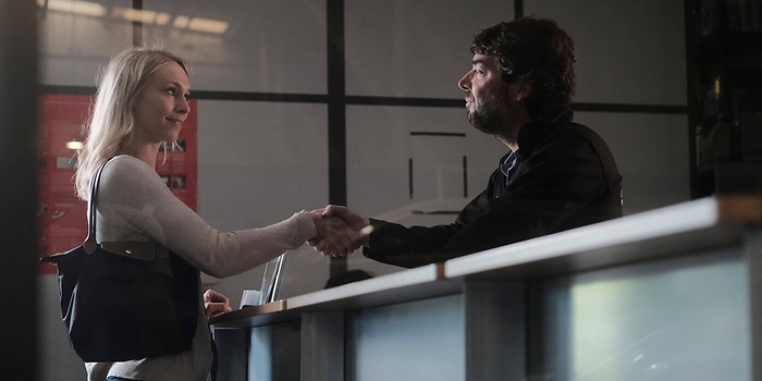 werknemer schudt hand van klant