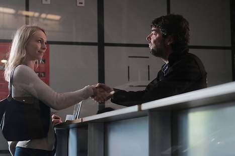 empleado estrechando la mano de un cliente