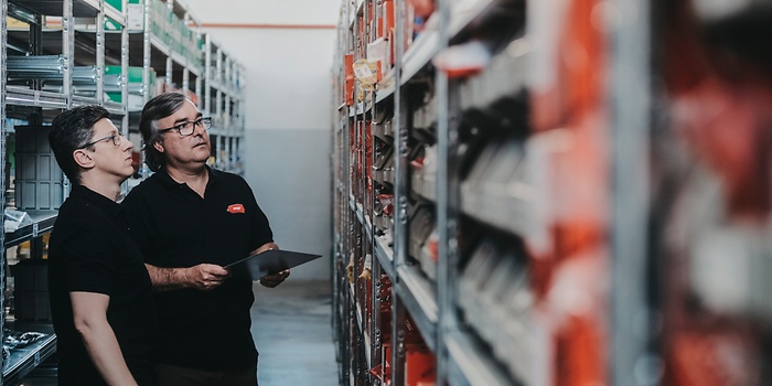 monteurs in magazijn