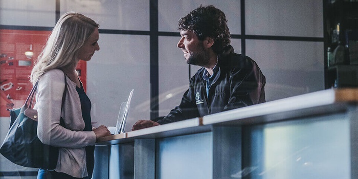 medewerker praat met klant 