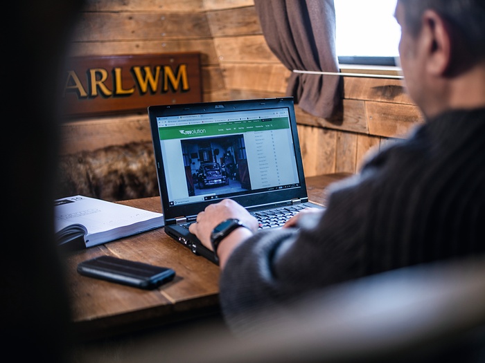 man achter laptop aan het werk 