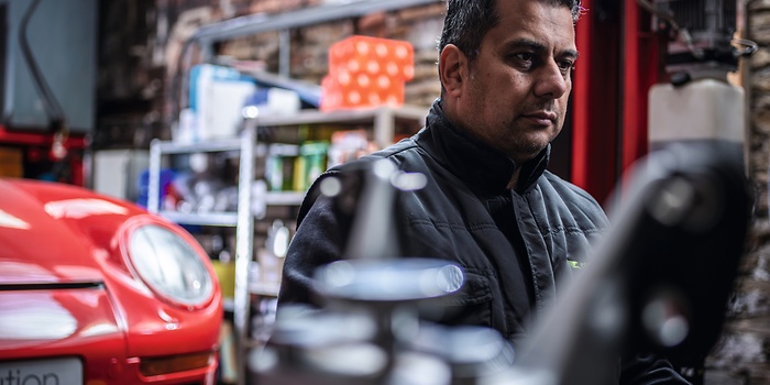 monteur achter computer in werkplaats