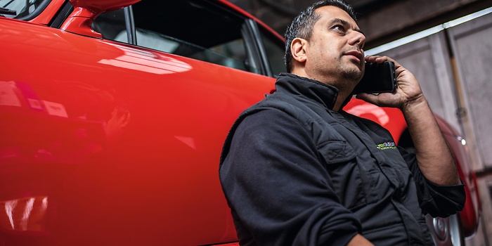 monteur aan de telefoon