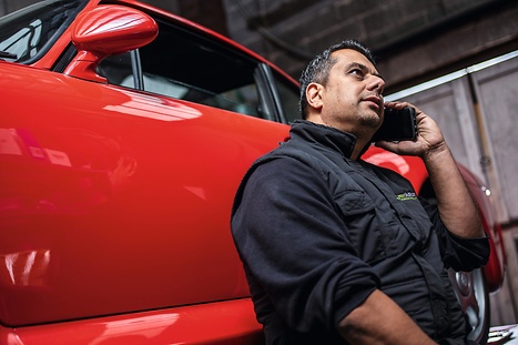 monteur aan de telefoon