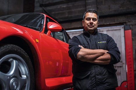 monteur poseert voor auto