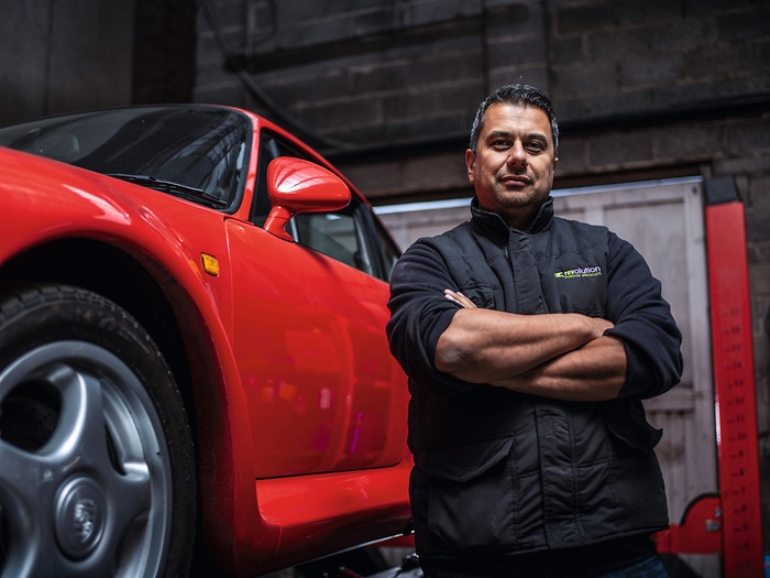 monteur poseert voor auto