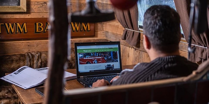 werken op laptop in loge