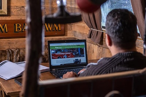 werken op laptop in lodge