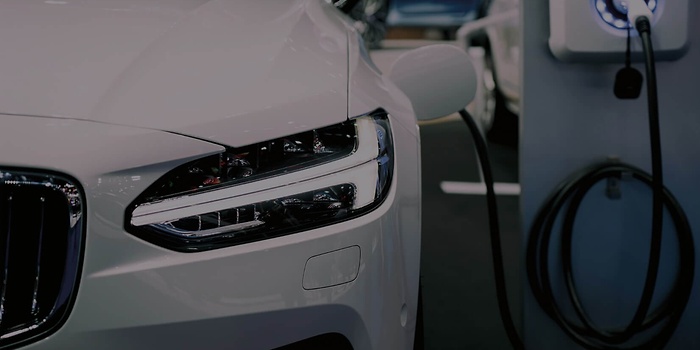 voorkant van auto bij laadstation