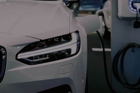 voorkant auto bij laadstation