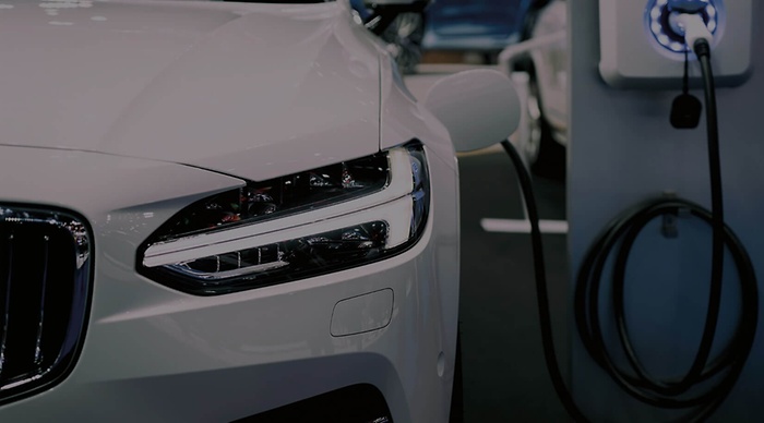 voorkant auto bij laadstation