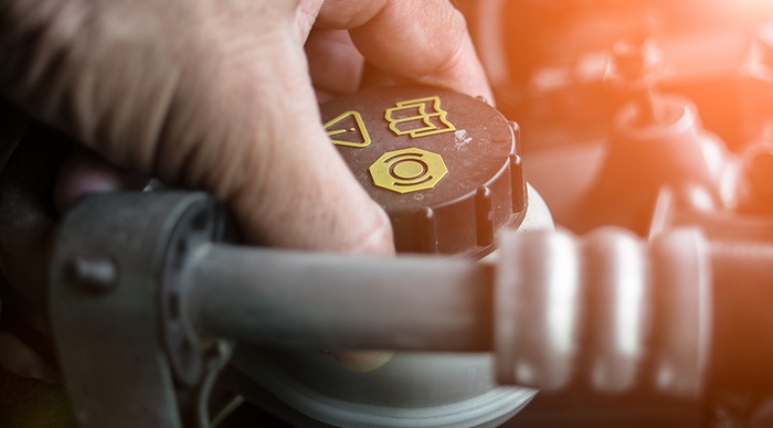 dop remvloeistofreservoir in motorruimte