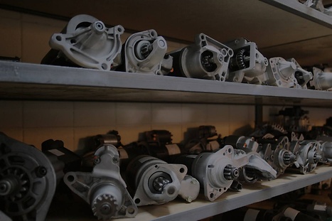 gereviseerde auto-onderdelen op de plank