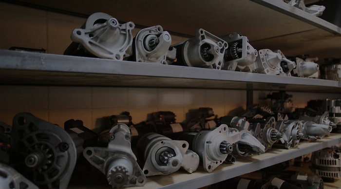 gereviseerde auto-onderdelen op de plank 