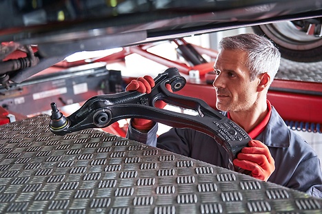 werkplaatsmedewerker behandelt gebruikte auto-onderdelen