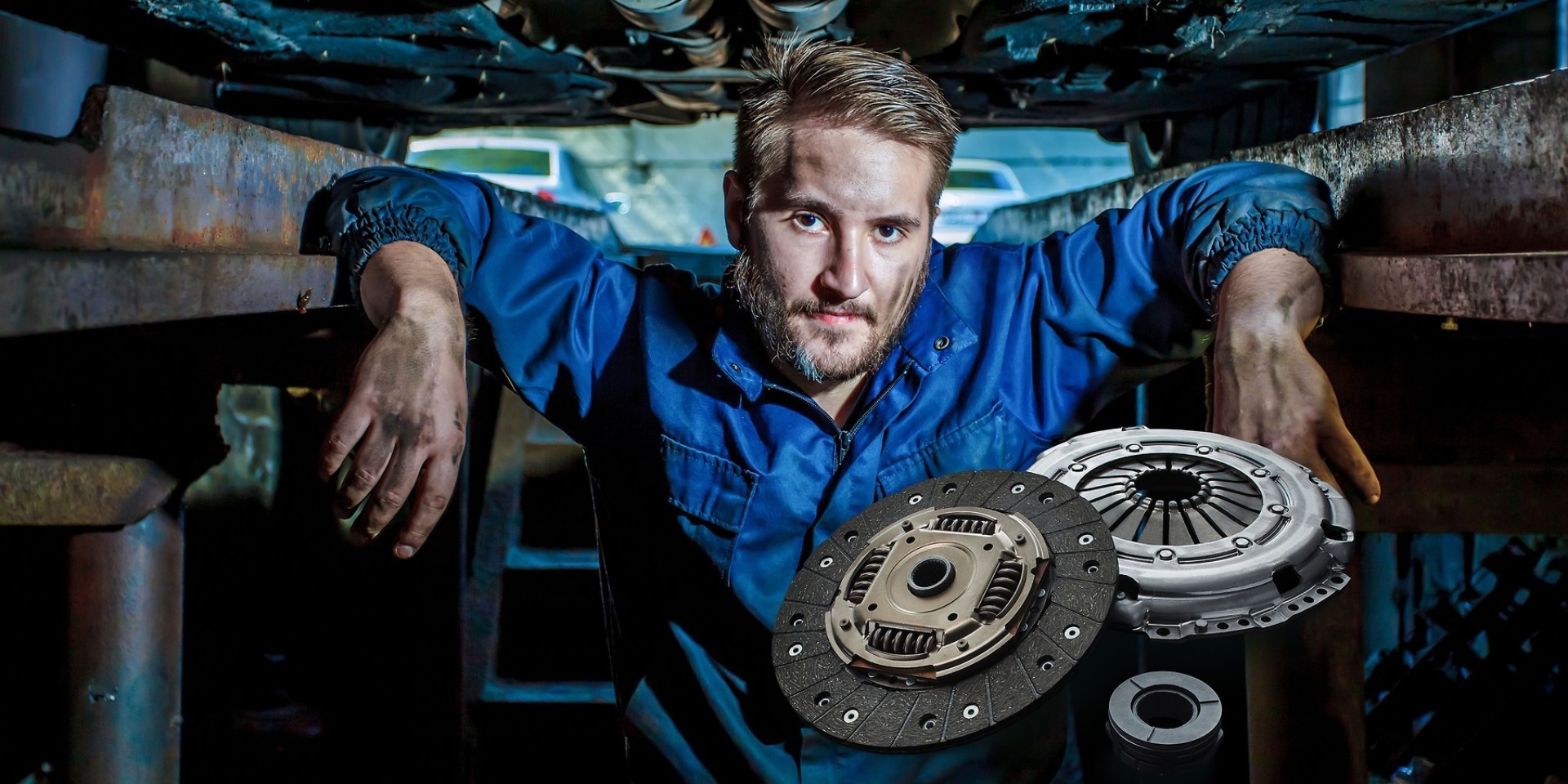 Mechanik stojący pod rampą ze sprzęgłem SACHS.