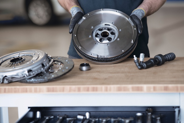 Une personne tenant l'embrayage à la main.