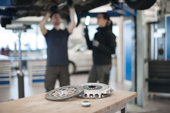 2 personnes dans l'atelier de Clucth.