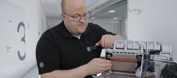 ZF Trainer zeigt Elektromotor am Getriebe