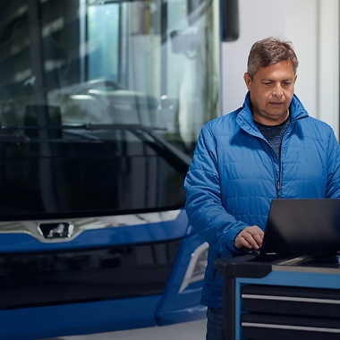 O funcionário de serviço utiliza o ZF Bus Connect no computador portátil