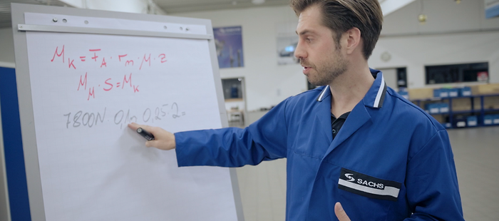 Philipp rechnet an der Tafel