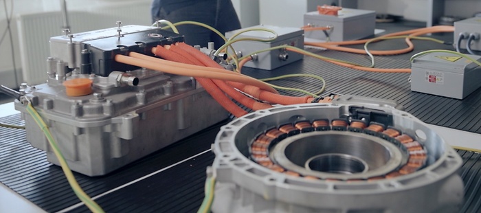 Alle Hochvolt-Komponenten aus E-Fahrzeug auf dem Tisch