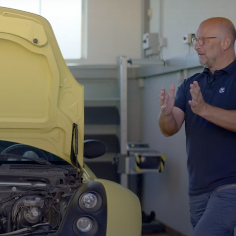 Philipp und Mathias in der Werkstatt mit einem Smart Roadster