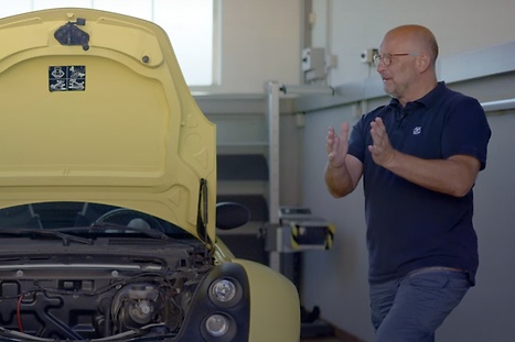 Philipp und Mathias in der Werkstatt mit einem Smart Roadster