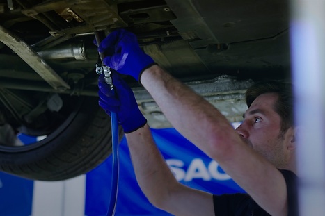 Philipp Janczewski und Jan Gleitsman mit Porsche im ZF Getriebekompetenzzentrum 