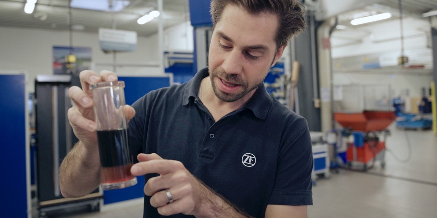 Philipp sta facendo il controllo dell'olio della trasmissione