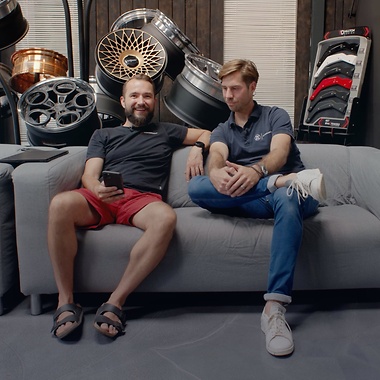 Jimmy Pelka und Philipp Janczewski auf der Couch