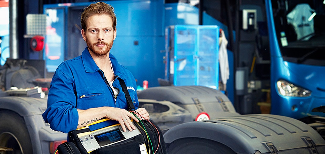 Uomo in officina per veicoli commerciali