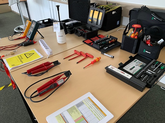 Bipolar voltage tester