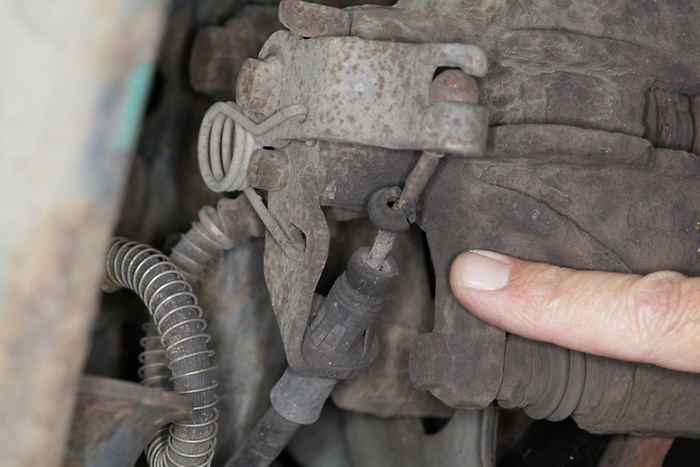Handremkabel met beschadigde afdichtingsmanchet