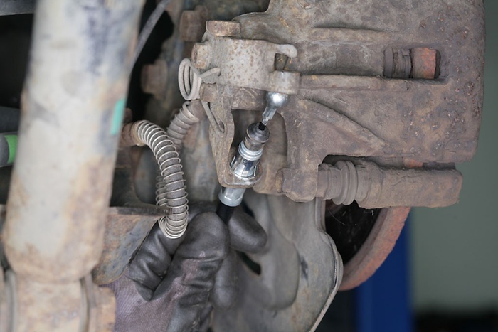 Inklikken van de handremkabel