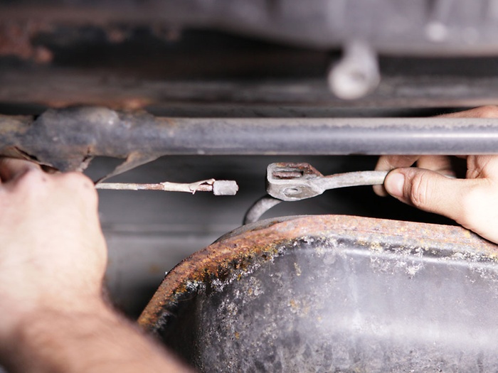 Handremkabel losgemaakt bij de verbinding met de rechter rem