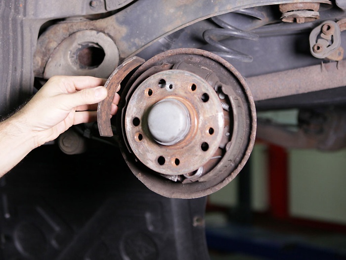 Remvoering losgeraakt van de remschoen door roestvorming aan de onderzijde