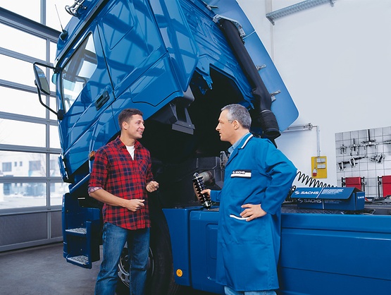 due uomini davanti a un camion