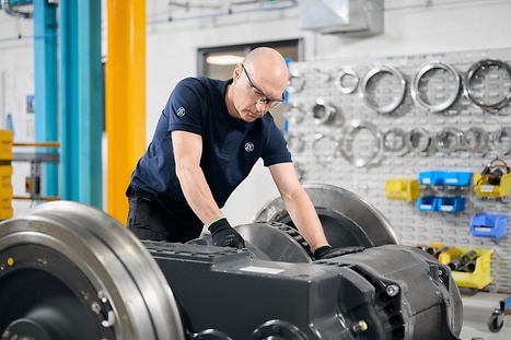 Lavorando sulla parte ferroviaria in officina 