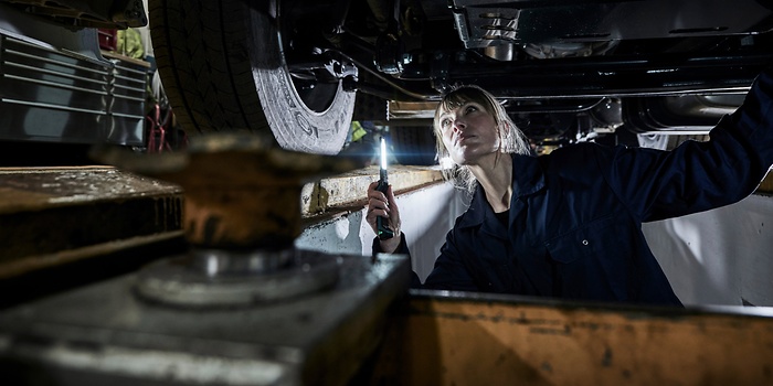 medewerker wotking op pats in werkplaats