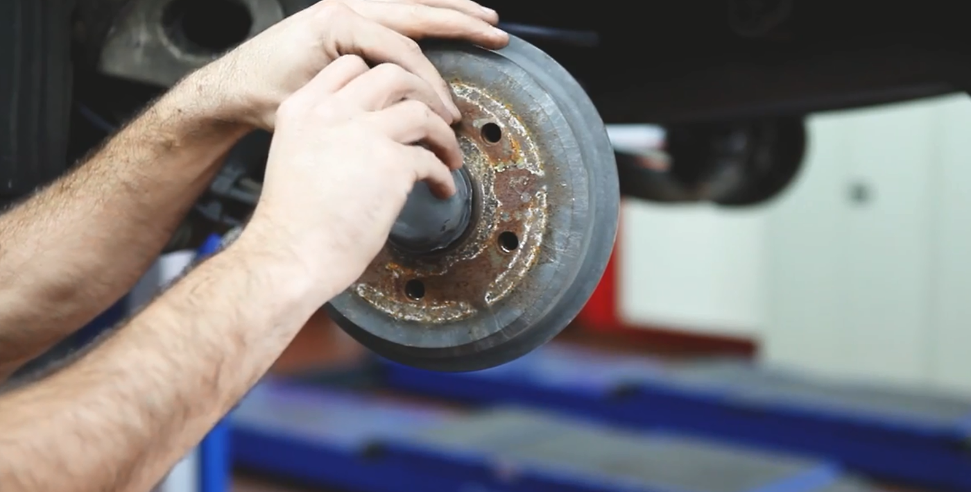 de remtrommel demonteren