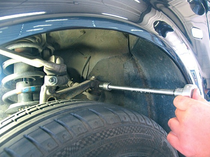 Vastdraaien van de klemschroef op de draagarm om de trekstangverbinding vast te zetten